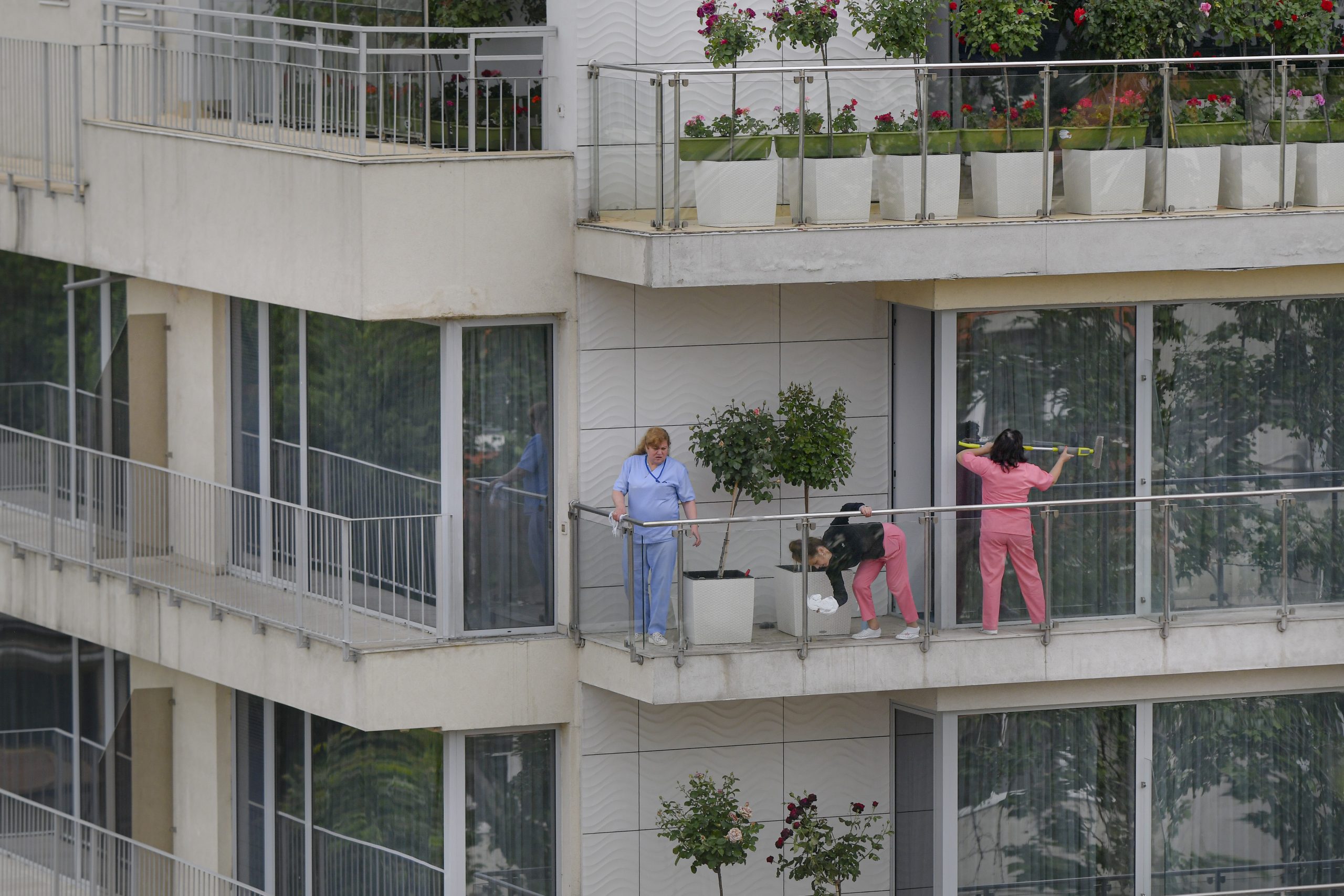 Firmele de curățenie, grav afectate în pandemie. Cererea pentru spațiile de birouri a scăzut cu 60 la sută în 2020