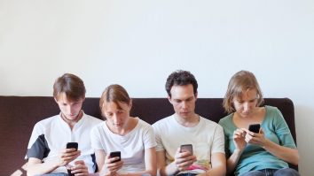 „Drogul digital”. Tot mai mulți oameni sunt dependenți de ecrane. Sfatul psihoterapeutului