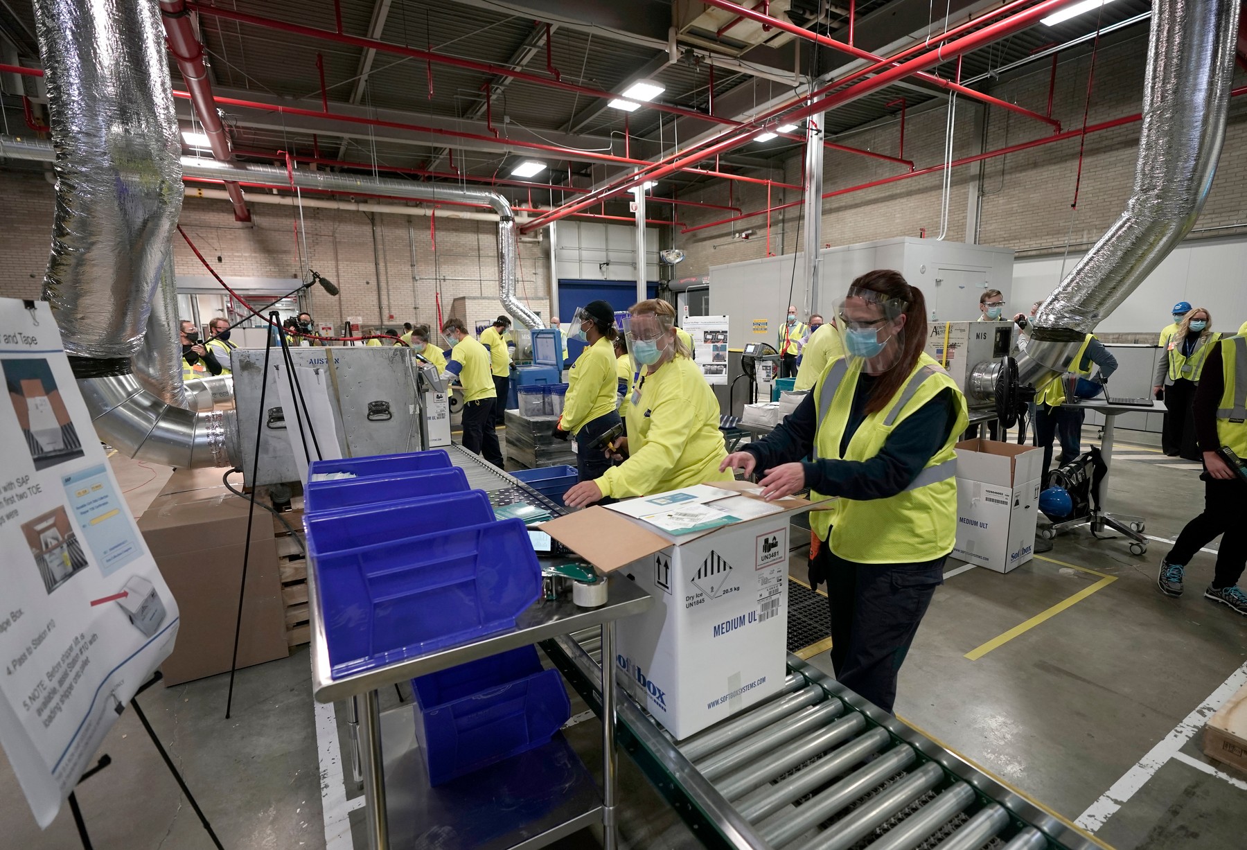 Primele doze de vaccin Pfizer au început să fie trimise către centrele de imunizare din SUA. Simpatizanții lui Trump au ieșit în stradă