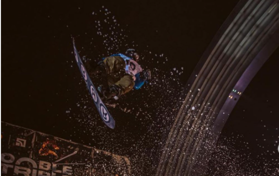 VIDEO. Un snowboarder este certat cu gravitația: a făcut un dublu backflip