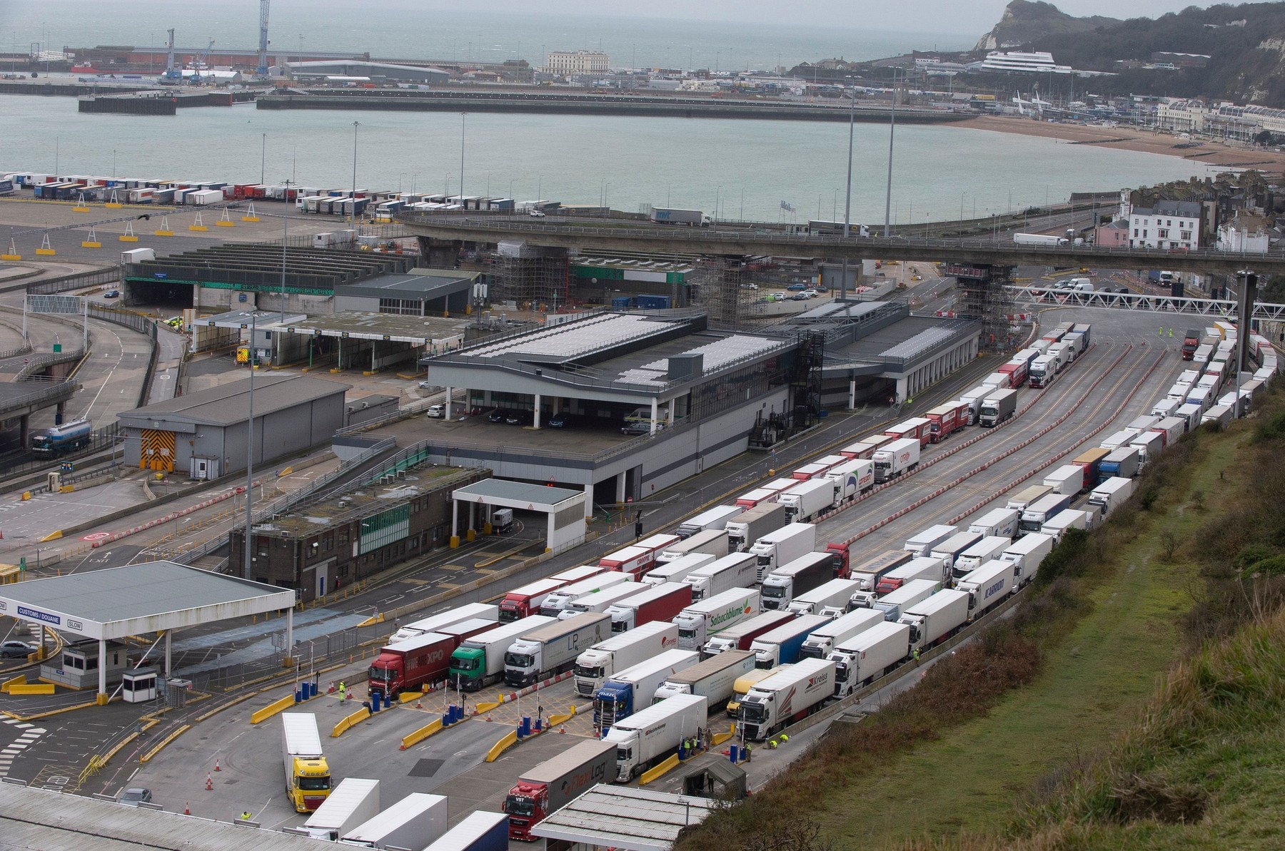 Mii de șoferi de camion sunt blocați în portul Dover din Marea Britanie. „Nu știm când putem să mergem acasă”