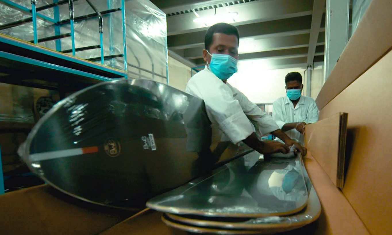 Una din cele mai mari fabrici de plăci de snowboard din lume se află în mijlocul deșertului