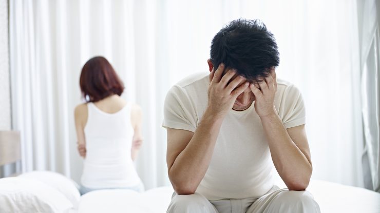 Bărbat cu mâinile la frunte