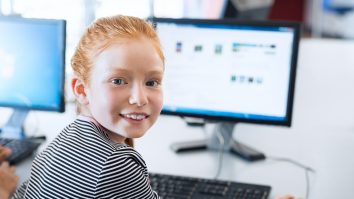 Elevii au găsit avantajele educației digitale: „Şcoala online chiar a fost eficientă”