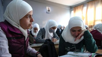 Vălul musulman, motiv de controversă în Austria. „Există riscul ca legea să îngreuneze accesul fetelor musulmane la educaţie”