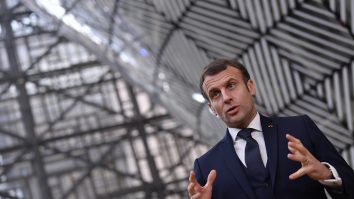 Macron cere vigilenţă sporită din cauza mutaţiei virusului: „Situația evidențiază agresivitatea virusului“