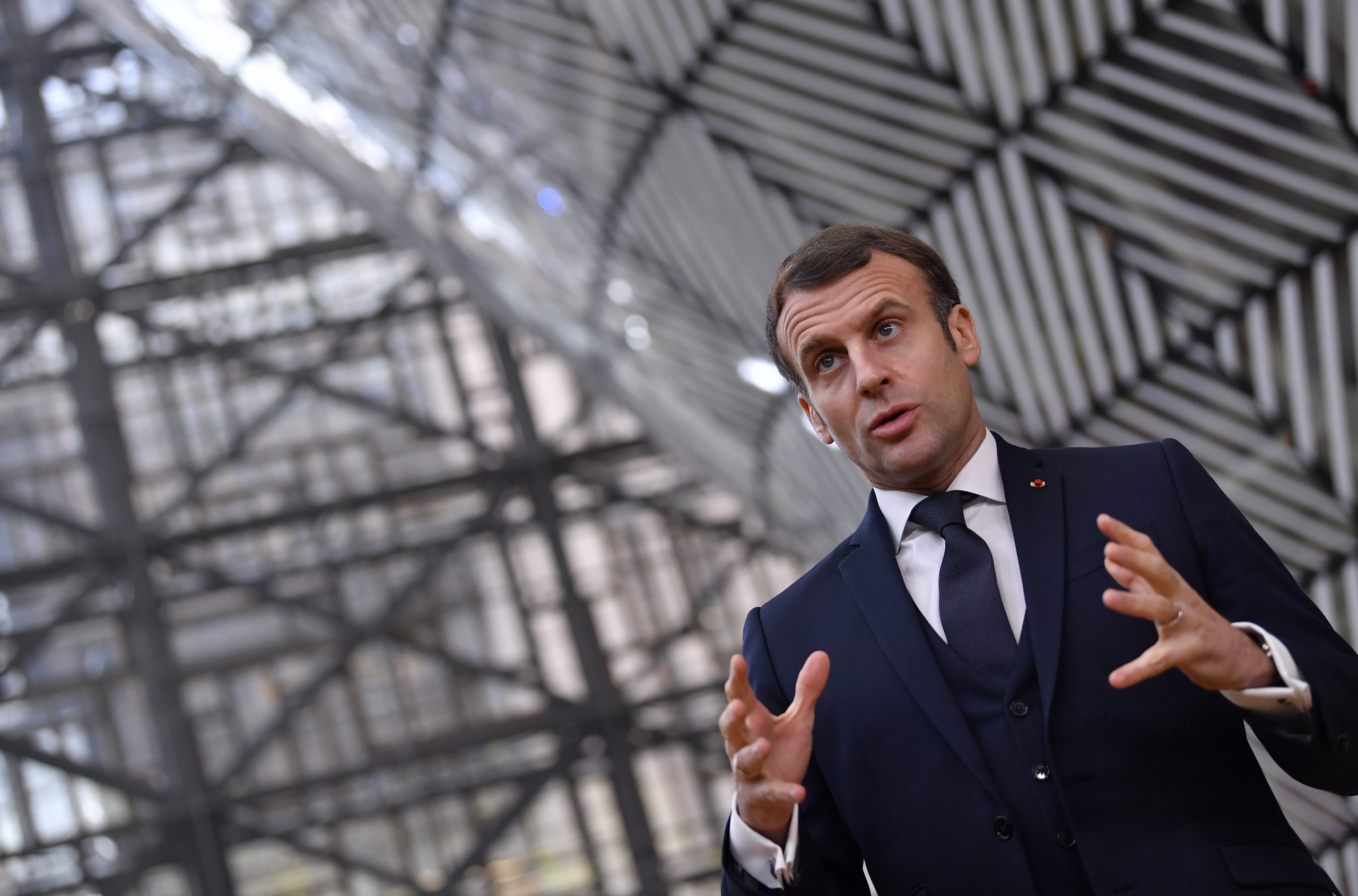 Macron cere vigilenţă sporită din cauza mutaţiei coronavirusului: „Situația evidențiază agresivitatea virusului“