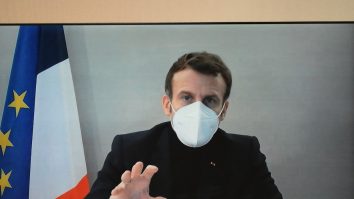 Pe Emmanuel Macron nici COVID-19 nu-l ține departe de atribuții. A participat la prima videoconferință după ce a fost testat pozitiv cu coronavirus