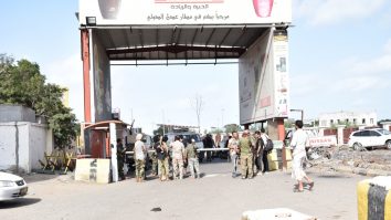 Explozie pe un aeroport din Yemen, odată cu aterizarea avionului guvernamental. 16 oameni au murit