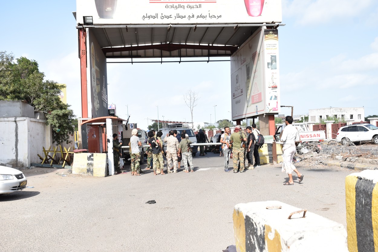 26 de morți în urma atacului din aeroportul din Yemen. A avut loc o a doua explozie în apropierea clădirii Palatului Prezidențial din Aden