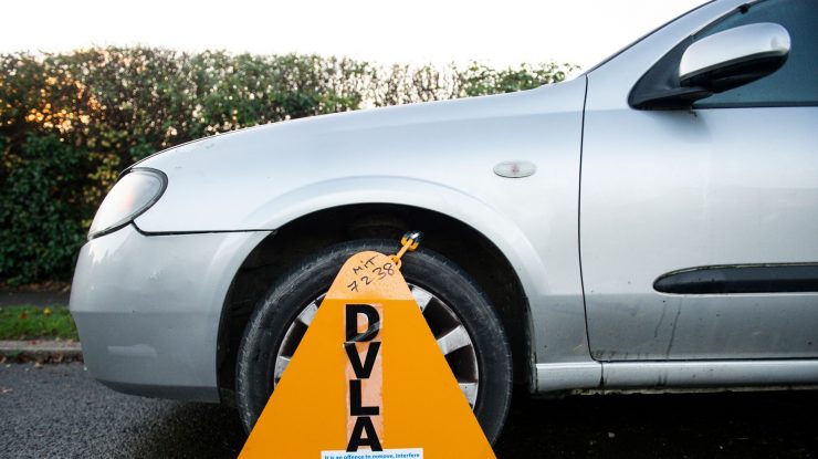 Cum funcţiona „fabrica de permise de la Suceava”: Maşini şi case de lux, mită pentru permisul auto