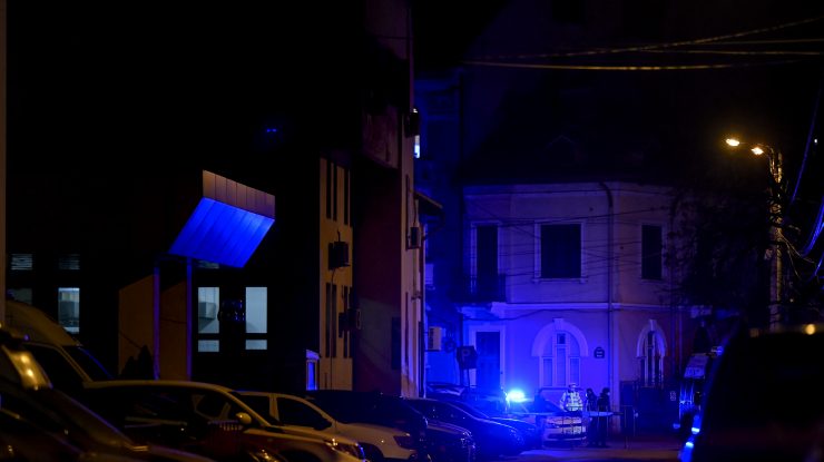 O femeie de 27 de ani a fost dusă la audieri, în cazul bebelușului găsit într-o pungă