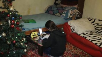 Cazul fetiței de 15 ani, mamă și tată pentru frații ei. Cară apă de la izvor, ține casa lună și este olimpică la școală