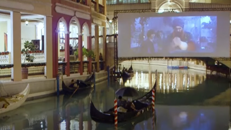 Țara care combină distanțarea cu relaxarea. Oamenii se uită la film în gondole