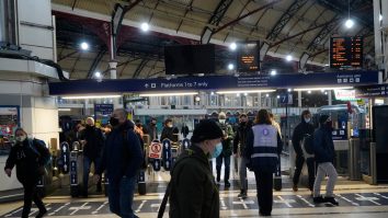 Planurile de vacanță, suspendate de restricții. Ce se întâmplă cu diaspora