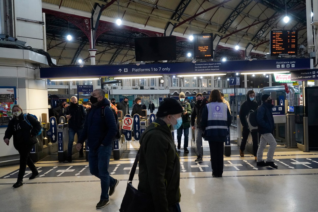 Planurile de vacanță, suspendate de restricții. Ce se întâmplă cu diaspora