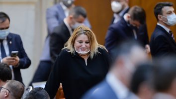 Cine sunt șmecherii plătiți din bani publici care au fost iertați de poliție după ce au sfidat regulile din pandemie