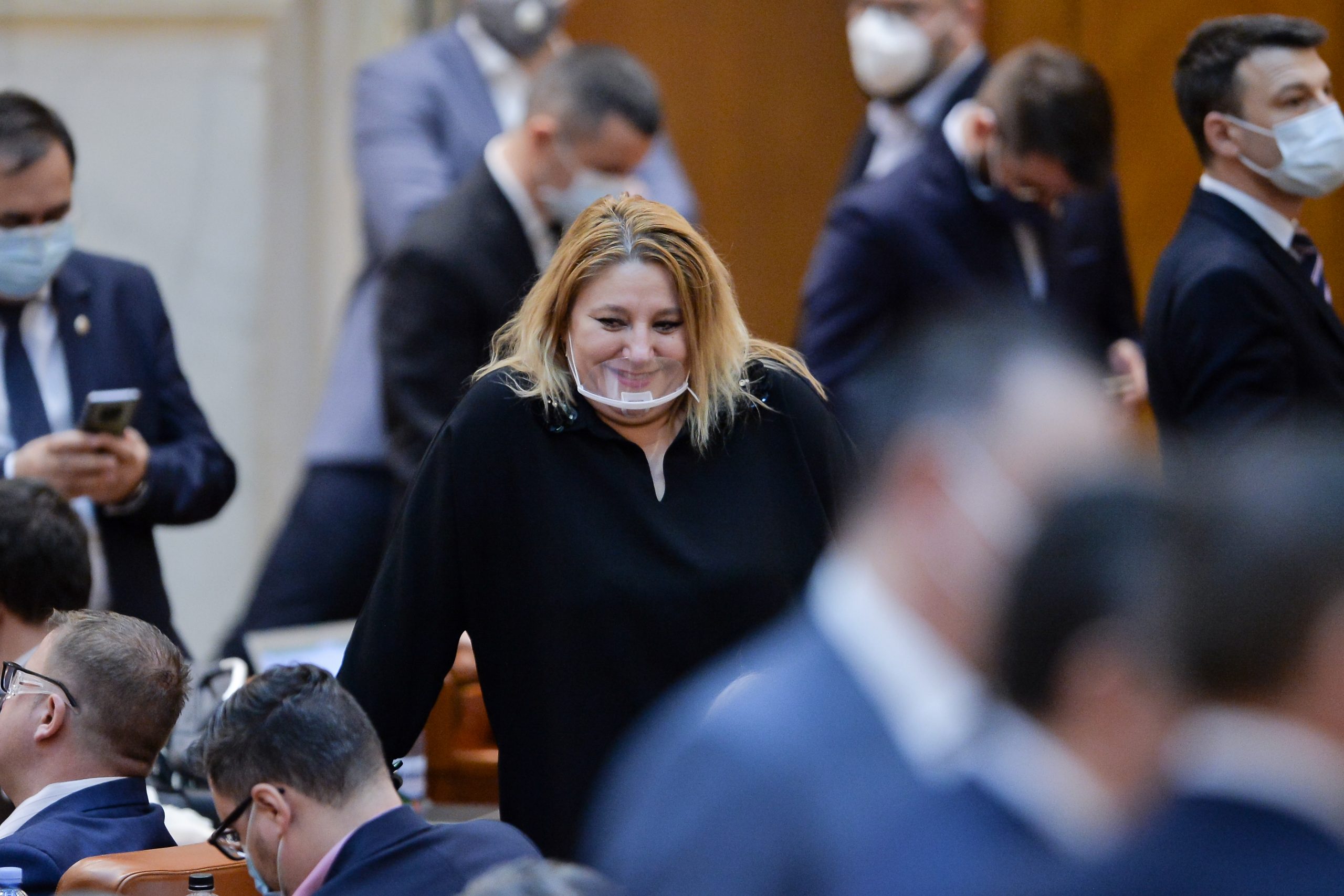 Cine sunt șmecherii plătiți din bani publici care au fost iertați de poliție după ce au sfidat regulile din pandemie