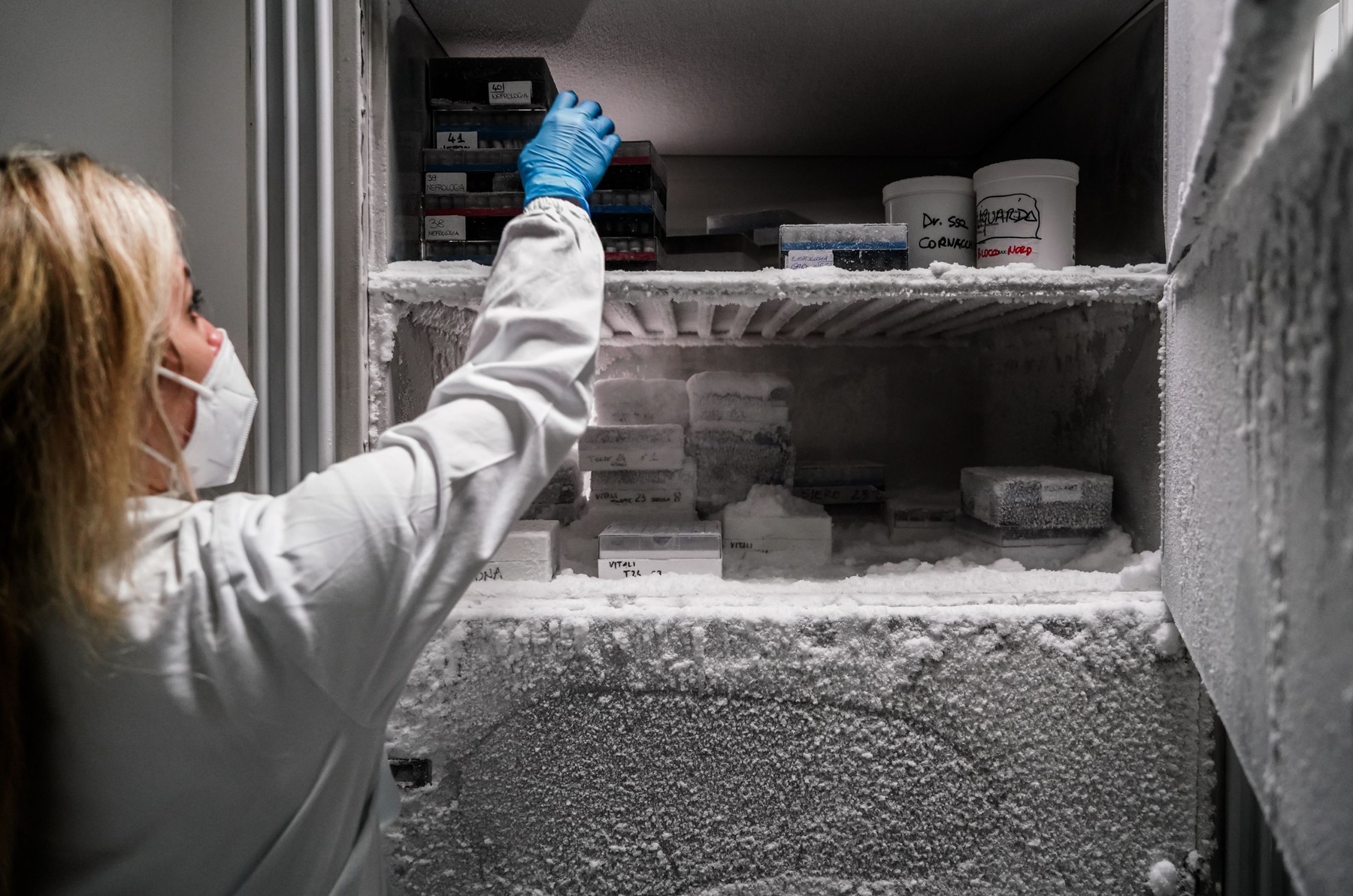 Companiile americane vin în ajutorul autorităților pentru imunizarea populației. UPS produce sute de kilograme de gheață pe oră