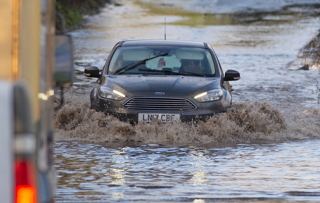 Atenționare de călătorie pentru românii din Marea Britanie, din cauza furtunii Bella