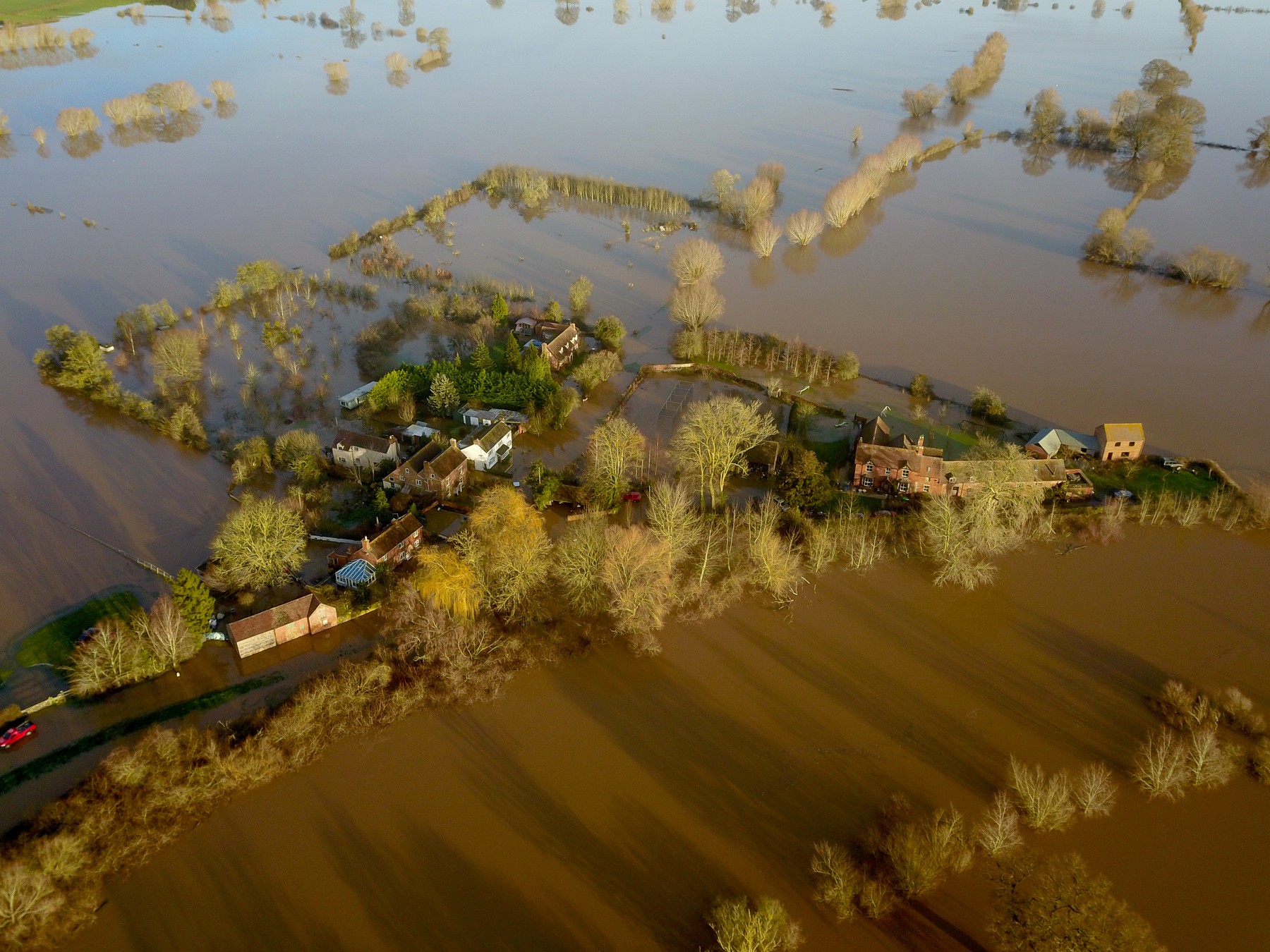 Furtuna Bella face ravagii în Marea Britanie. Peste 1.300 de persoane au fost evacuate