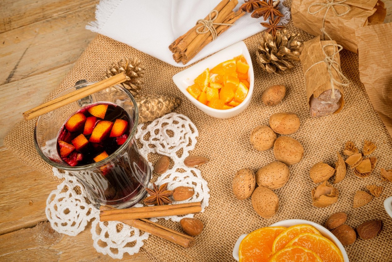 Cum se poate prepara acasă celebrul Glögg, vinul fiert preferat de scandinavi