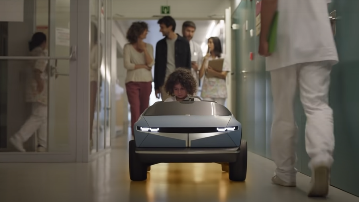 Hyundai a creat o mașină electrică inteligentă care înveselește copiii din spital