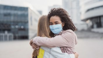 Cum îi  putem îmbrățișa în siguranță pe cei dragi de Crăciun: câteva reguli simple