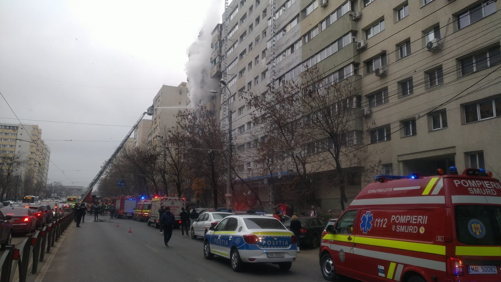 VIDEO Incendiu la un bloc în București. Trei bărbați au fost reținuți de poliție
