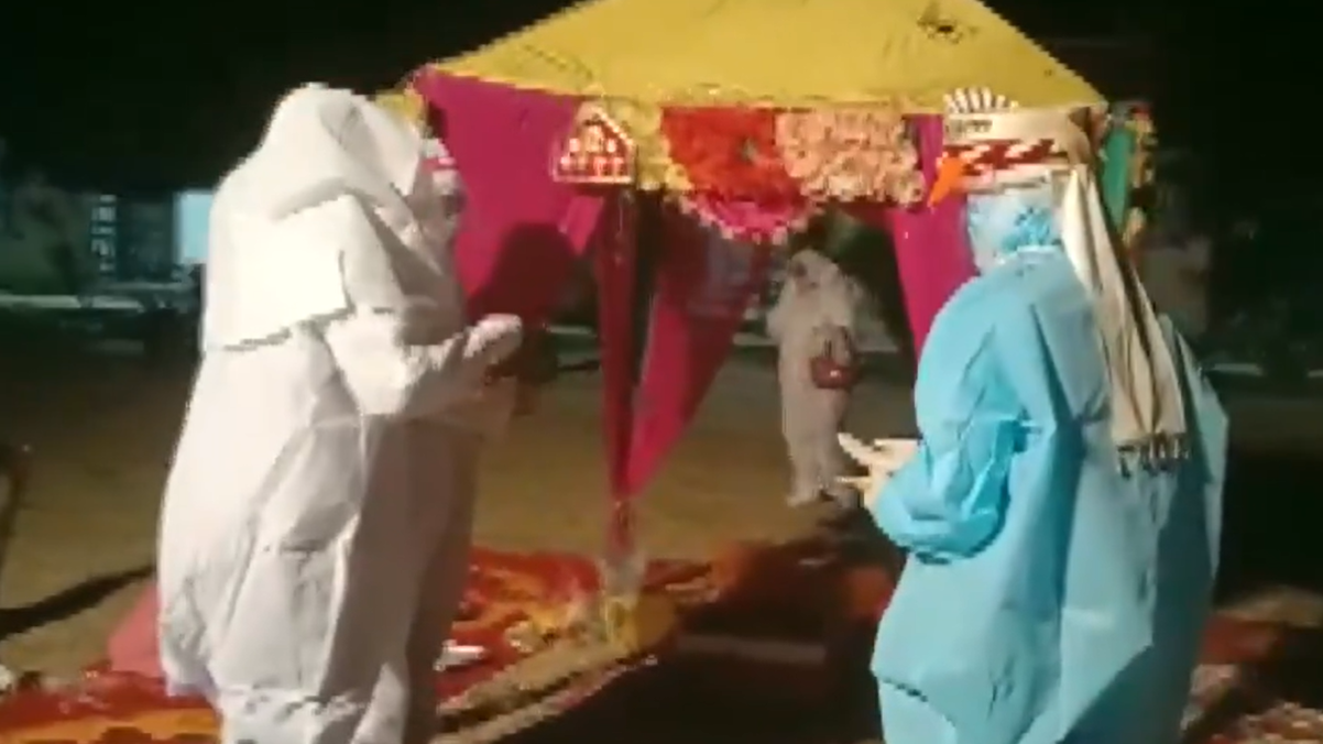 Cum s-a căsătorit un cuplu din India după ce mireasa a aflat că are Covid în ziua nunții