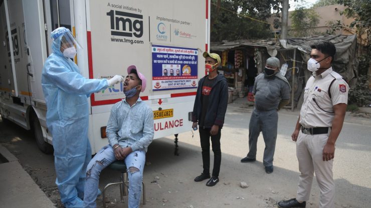 India este zdruncinată de „furtuna” coronavirusului. Spitalele și medicii spun că nu reușesc să facă față numărului de pacienți