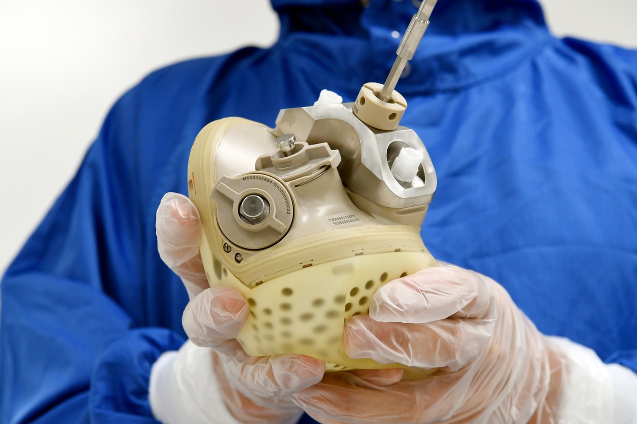 Vânzarea primei inimi complet artificiale a fost aprobată de organismele europene de reglementare