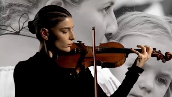 Moment artistic de 1 Decembrie. Ioana Voicu a cântat, în direct la Aleph News, „Deșteaptă-te, române!”