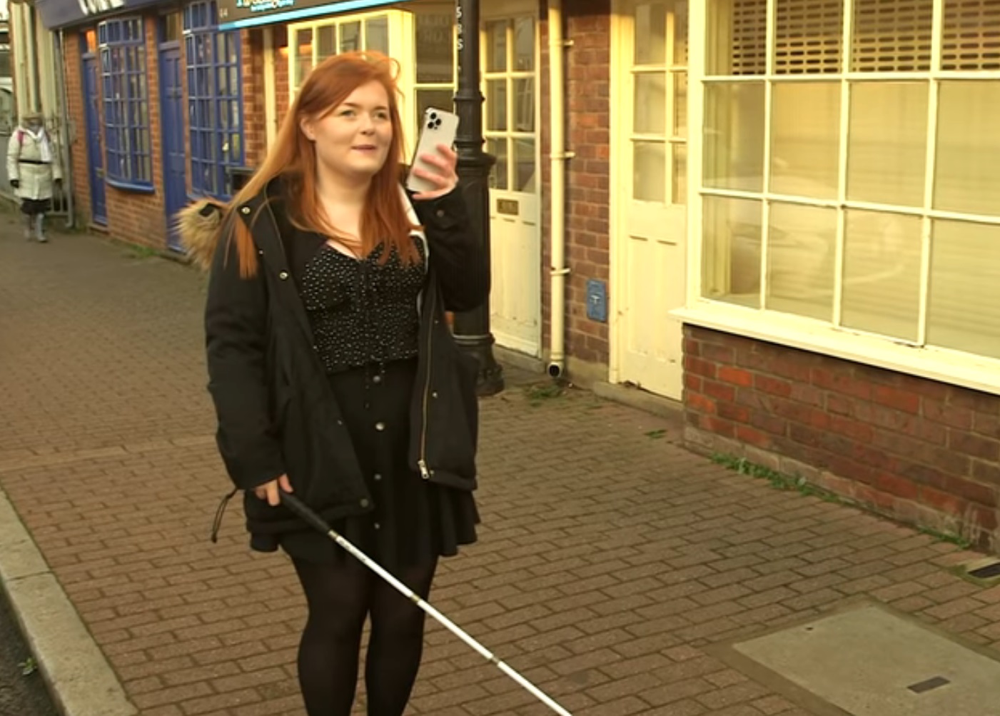 Noul iPhone poate fi folosit de nevăzători. Tehnologia care îi ajută la orientarea pe stradă