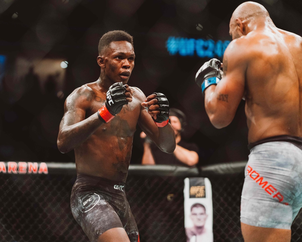 Israel Adesanya, ales luptătorul anului 2020 în MMA. Nigerianul deține un record greu de doborât