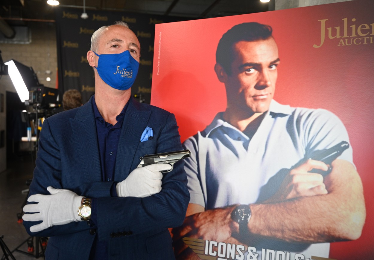 Pistolul lui James Bond a fost vândut. Cu cât a fost licitat