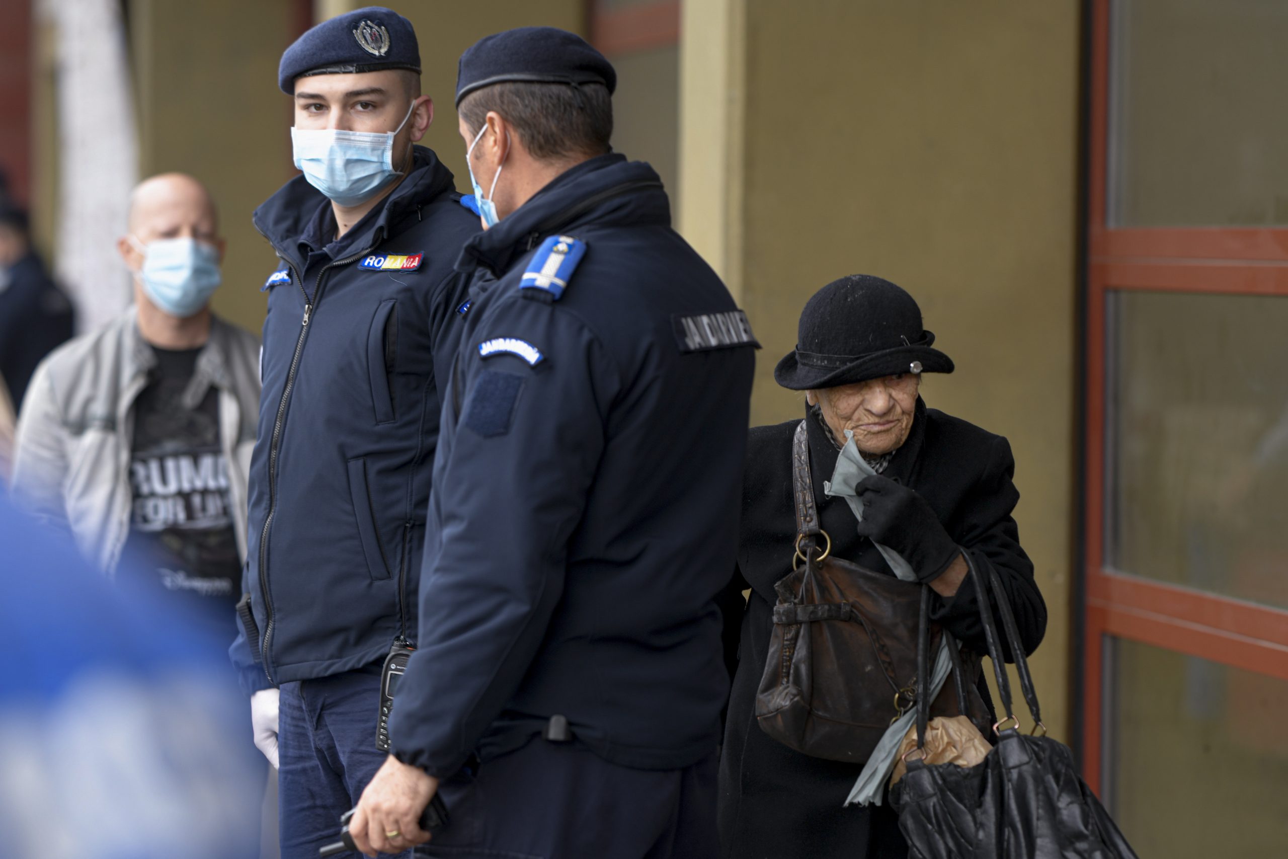 O femeie din Arad, infectată cu Covid, a fost găsită de jandarmi în oraş. Motivul: A avut ceva de rezolvat