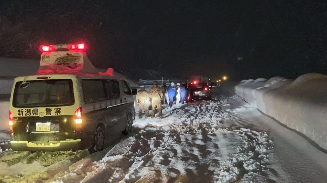 Japonia, lovită de ninsori abundente: Peste 1000 de șoferi sunt blocați de două zile pe o autostradă