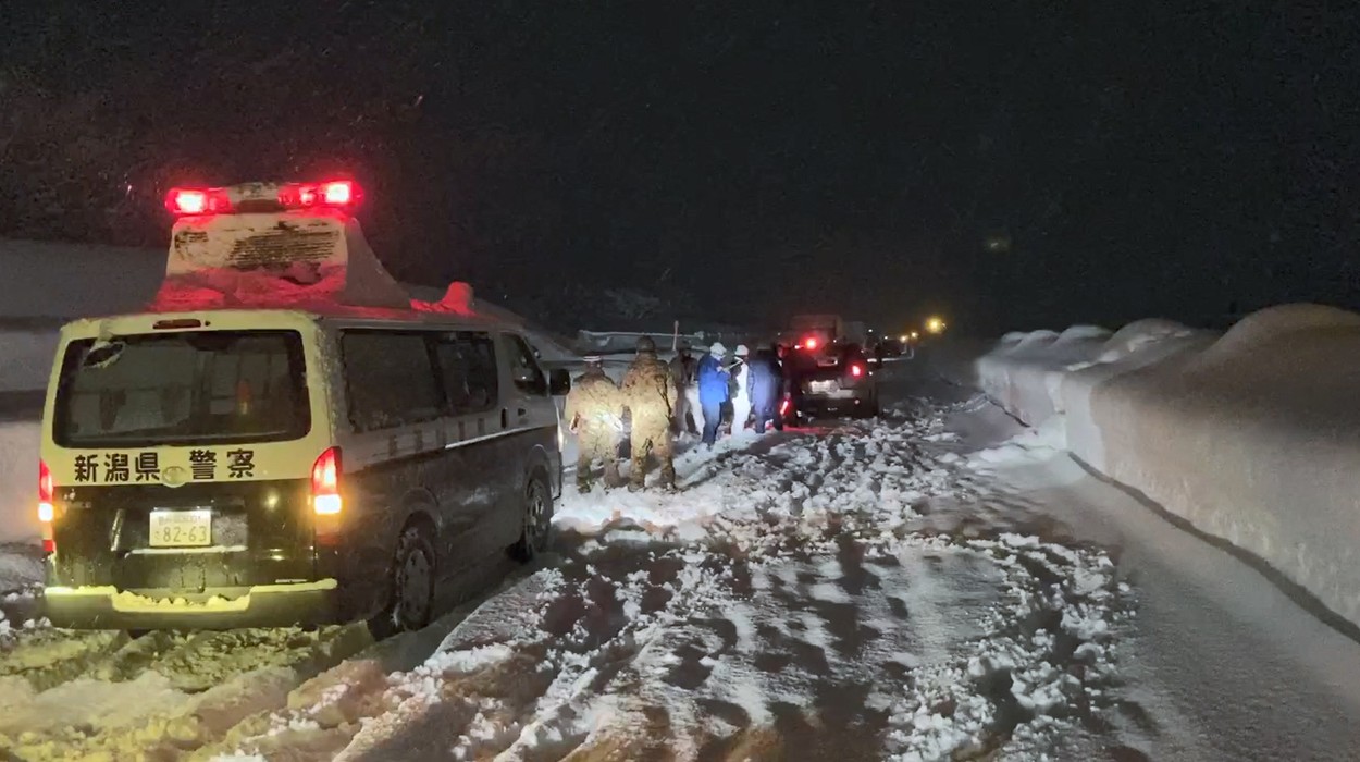 Japonia, lovită de ninsori abundente: Peste 1000 de șoferi sunt blocați de două zile pe o autostradă VIDEO