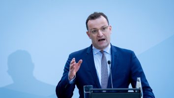 „La sfârșitul iernii, nemții vor fi vaccinați, vindecați sau morți!”. Declarație șocantă a ministrului Sănătății din Germania