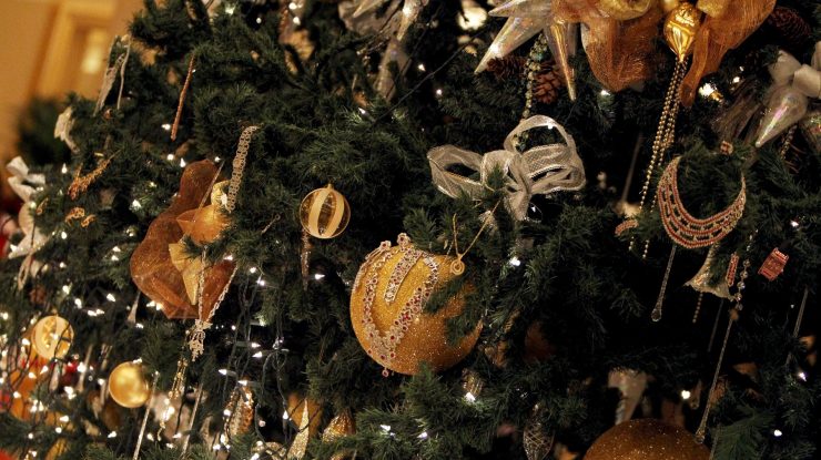 Bijuteriile vechi pot împodobi bradul de Crăciun. Cum să realizăm decorațiuni eco-friendly