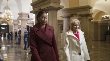 Jill Biden, ironizată pentru titlul pe care îl folosește. Michelle Obama îi sare în apărare