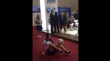 VIDEO Raquel Benetti, campioană la jonglerii cu mingea în pantofi cu toc. Videoclipul viral care i-a lansat cariera