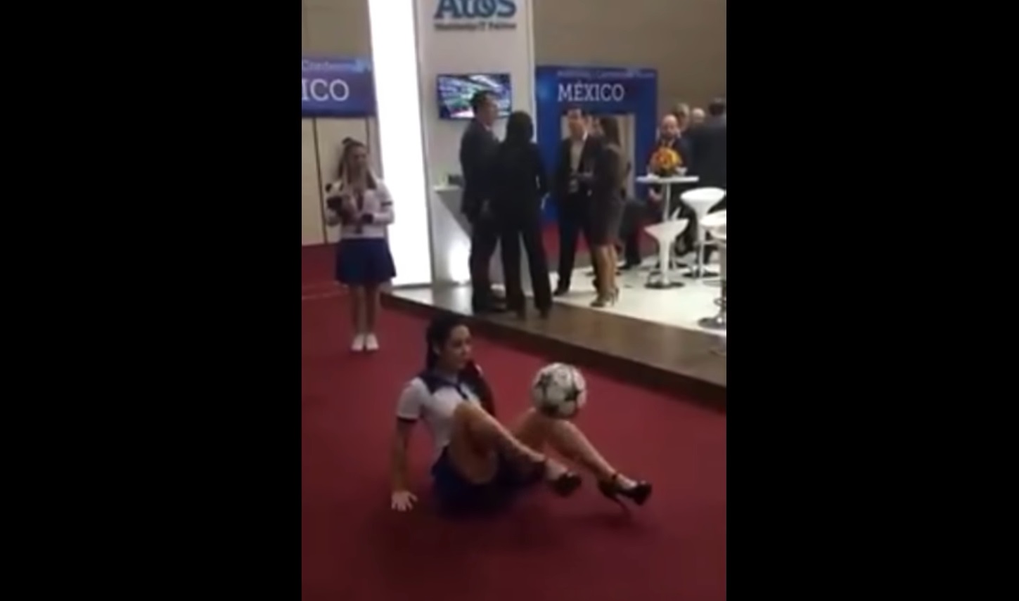 VIDEO Raquel Benetti, campioană la jonglerii cu mingea în pantofi cu toc. Videoclipul viral care i-a lansat cariera