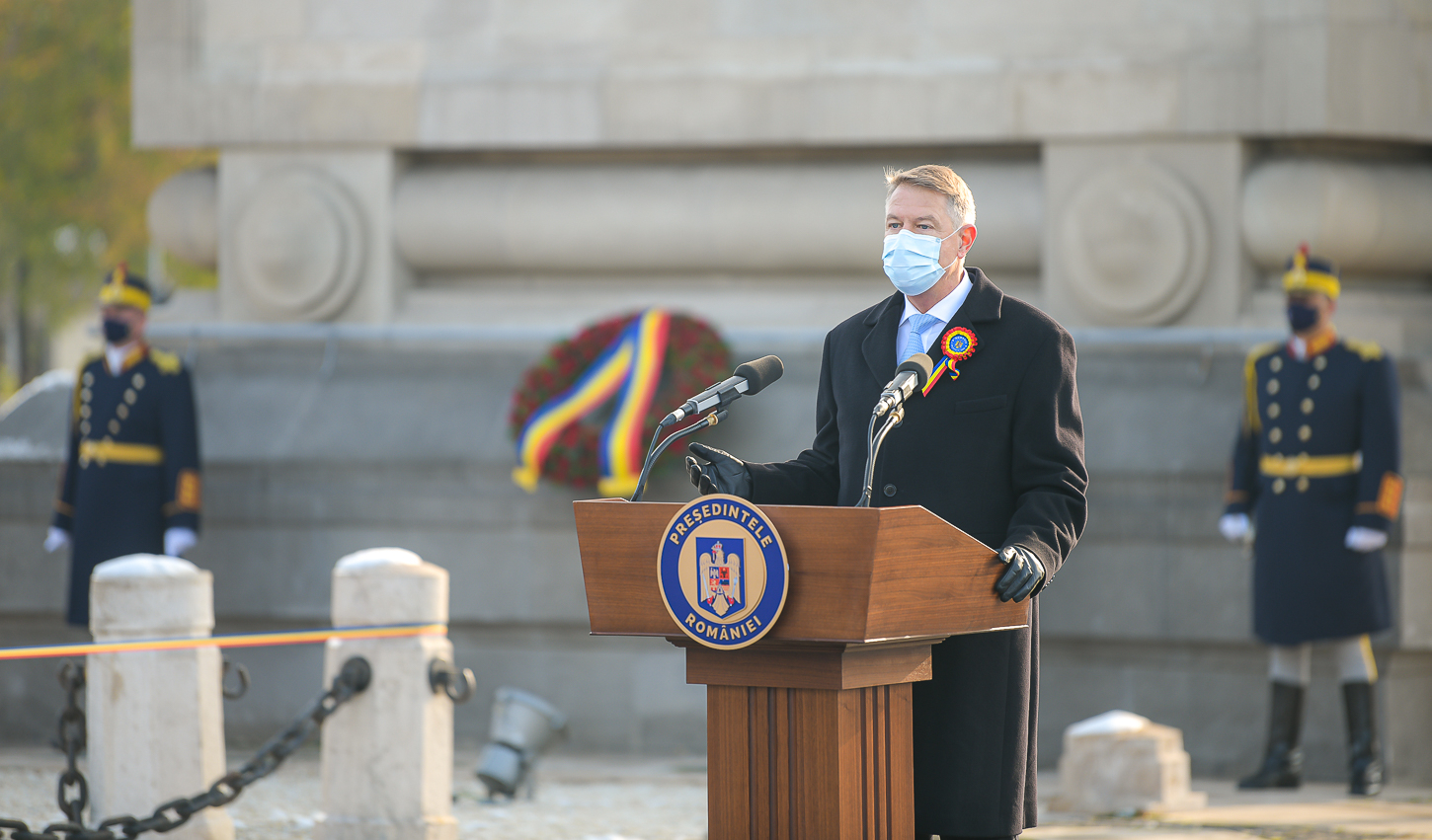 Fotografiile din 1 decembrie cu Iohannis par a fi momente regizate de film: pozele publicate pe site-ul președinției