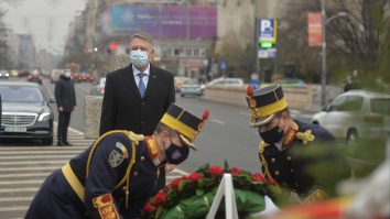 Iohannis le-a dus flori eroilor căzuți la Revoluție. Nu a depus el coroana, ci doi militari