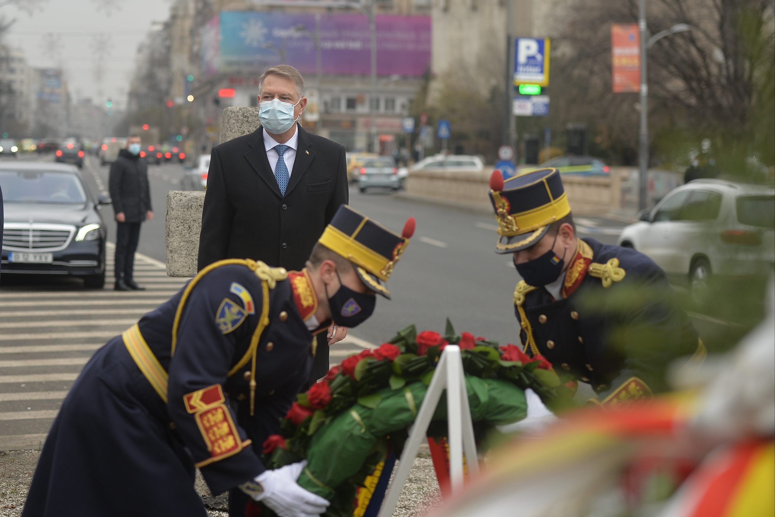 Iohannis le-a dus flori eroilor căzuți la Revoluție. Nu a depus el coroana, ci doi militari