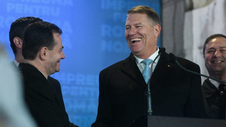 Klaus Iohannis spune că Orban a căutat explicații senzaționale când a spus că sunt persoane din afara partidului „care sucesc mâna la spate”