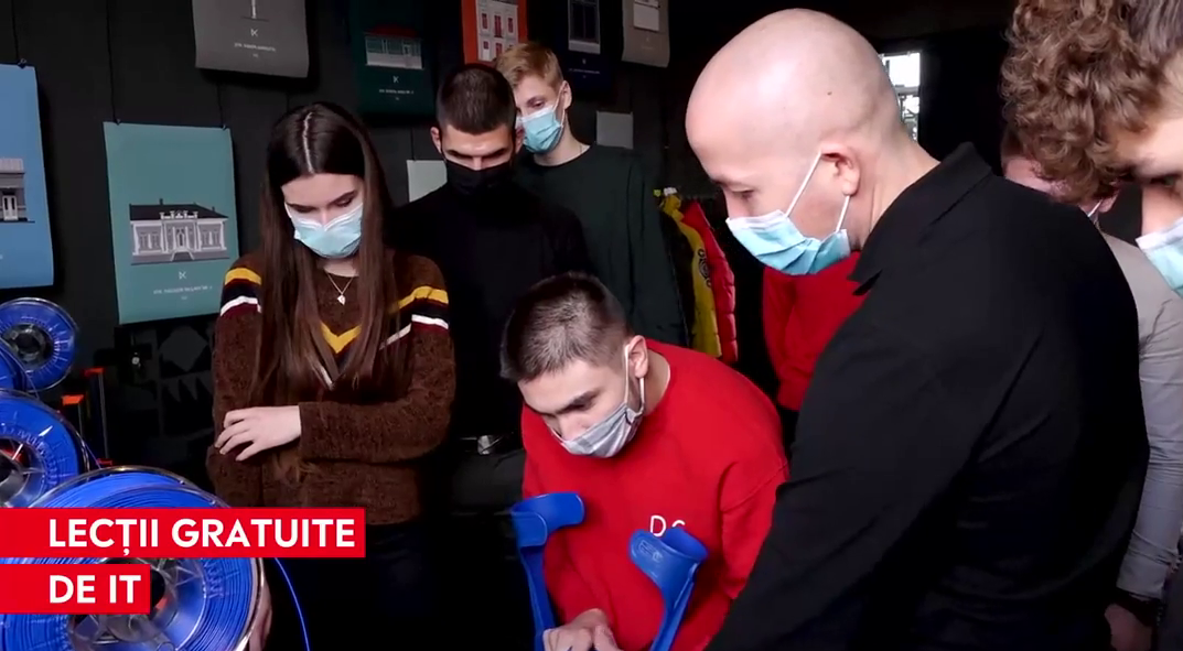 Zeci de tineri defavorizați din Iași iau lecții gratuite de IT pentru a-și căuta un job