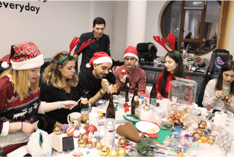 Magazinul cu fapte bune. O asociație transformă banii primiți din achiziționarea de cadouri în tablete pentru copiii defavorizați